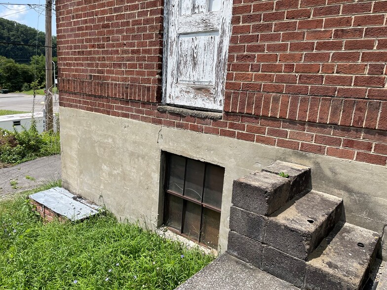 More Photos Of 1312-1314 2nd St, Richlands Office For Sale