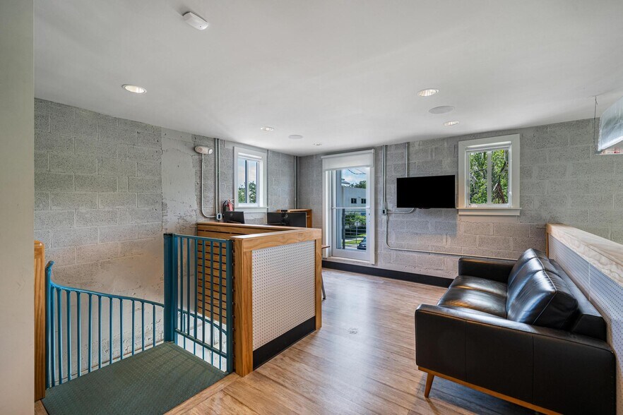 More Photos Of 3305 SW 37th Ave, Miami Office For Sale