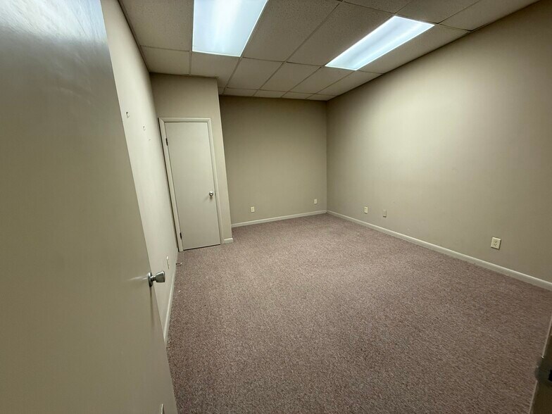 More Photos Of 4150 E 43rd St, North Little Rock Flex For Lease