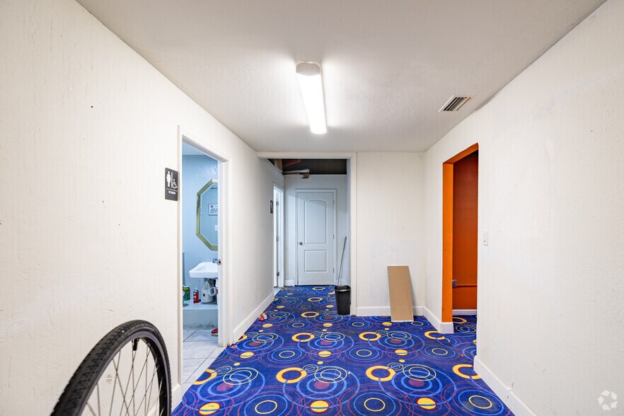 More Photos Of 2467-2469 Edison Ave, Fort Myers General Retail For Sale