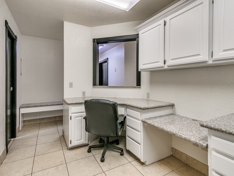 More Photos Of 2124 S Shadowlake, Oklahoma City Medical For Sale
