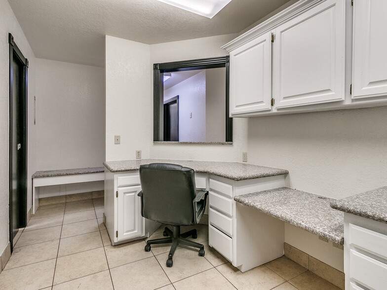 More Photos Of 2124 S Shadowlake, Oklahoma City Medical For Lease