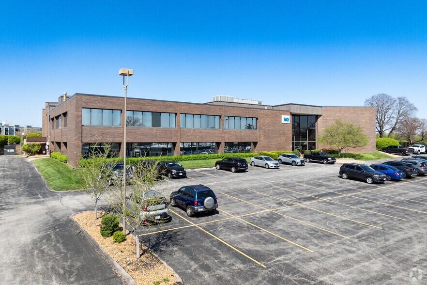 More Photos Of 2055 Craigshire Rd, Saint Louis Office For Lease