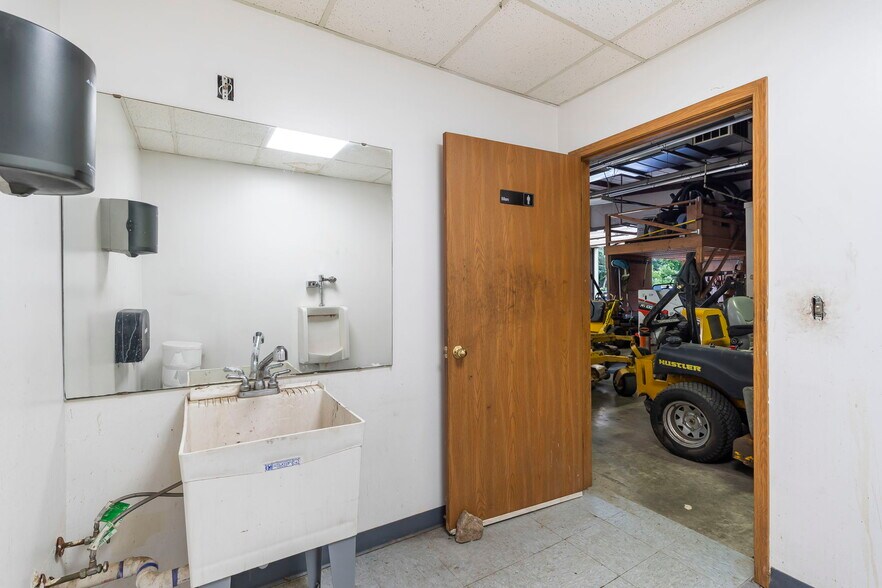 More Photos Of 5410 S Daniel St, Battlefield Manufacturing For Sale