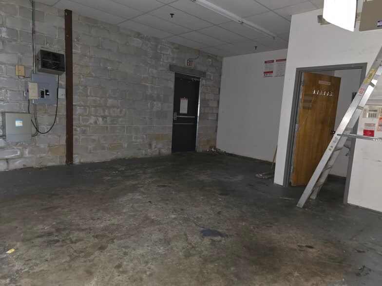 More Photos Of 261-283 N Dupont Hwy, Dover Storefront For Lease