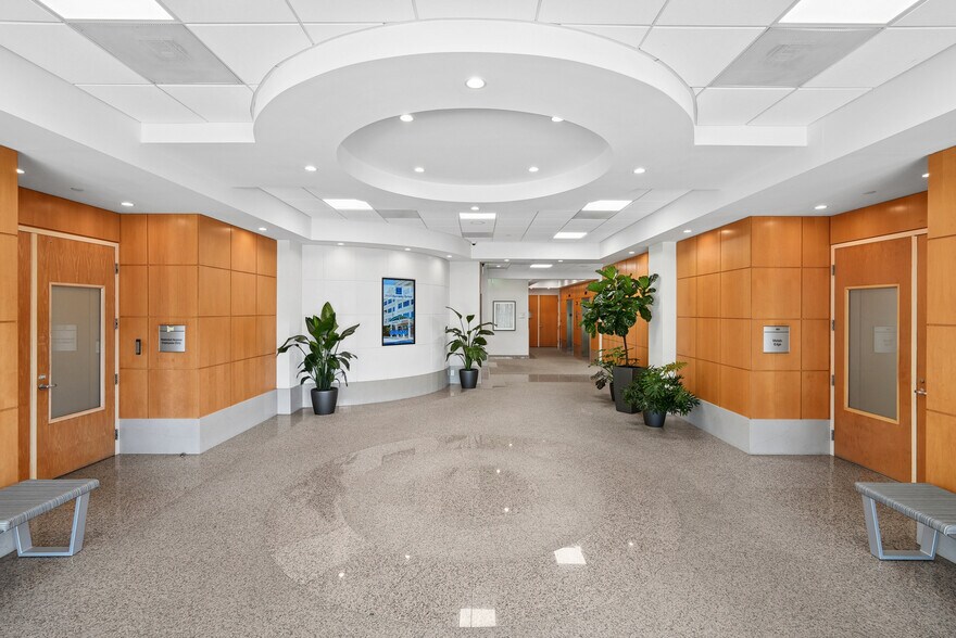 More Photos Of 7108-7121 Fairway Dr, Palm Beach Gardens Unknown For Lease