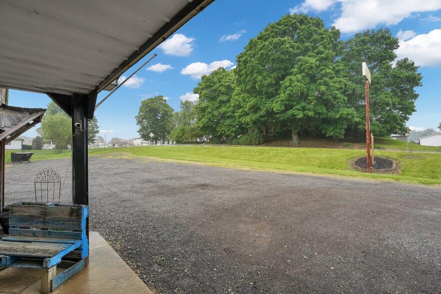 More Photos Of 11850 Walnut St, Adelphi Restaurant For Sale