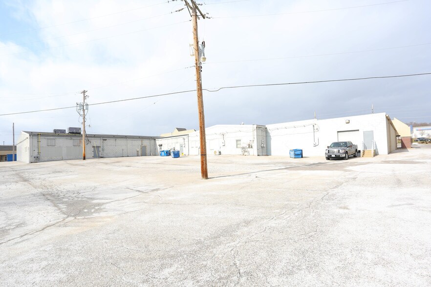 More Photos Of 14208-14242 Manchester Rd, Ballwin General Retail For Lease