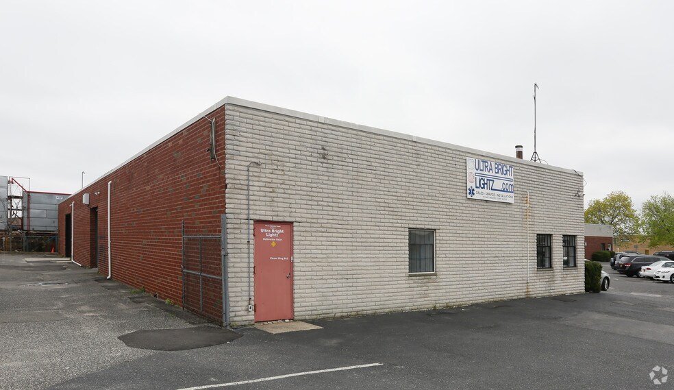 More Photos Of 181 E Industry Ct, Deer Park Warehouse For Lease