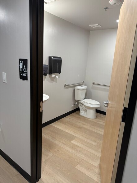 More Photos Of 18806 Noble Seven Ln, Sugar Land Storefront Retail Office For Lease