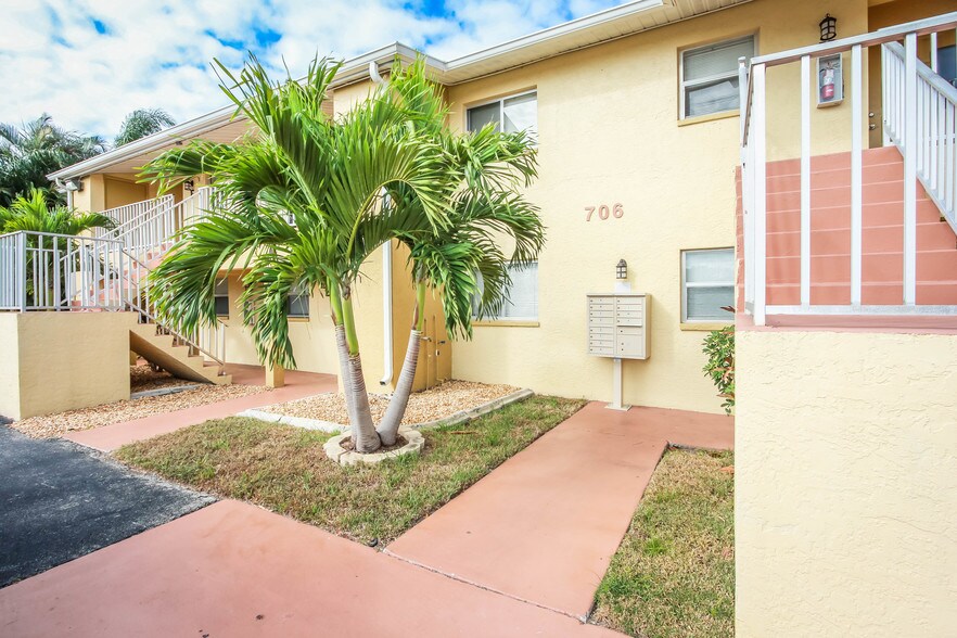 More Photos Of 706 SE 13th Ct, Cape Coral Apartments For Sale