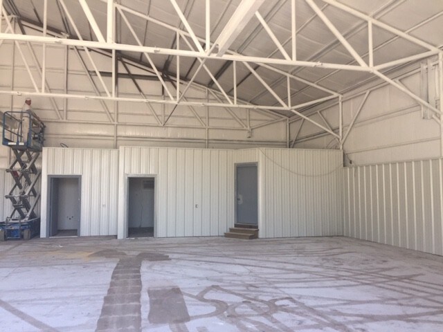 More Photos Of 925 Linco Rd, Longview Flex For Lease