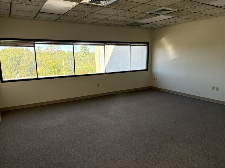 More Photos Of 117 Londonderry Tpke, Hooksett Flex For Lease