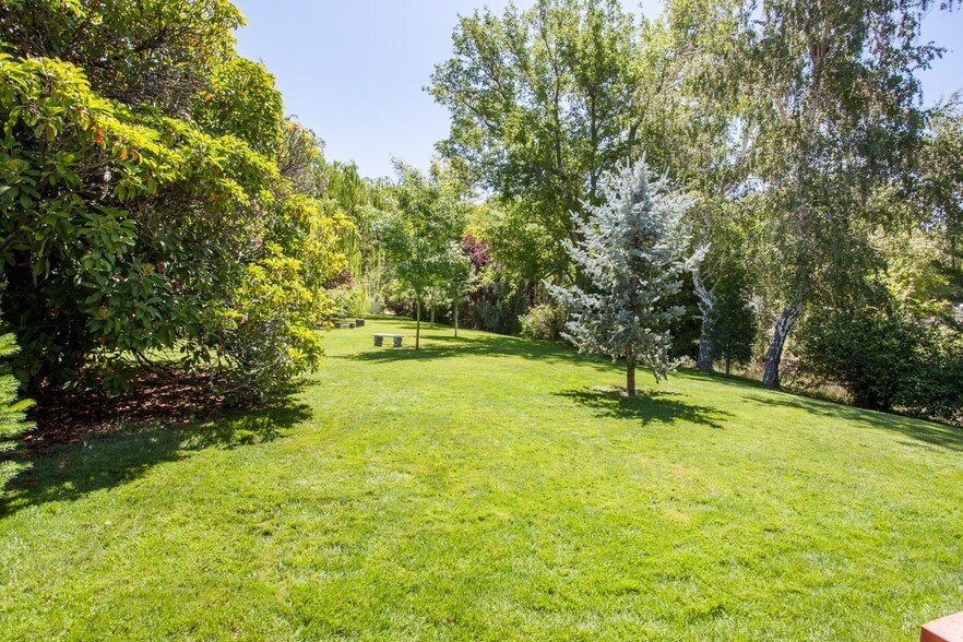 More Photos Of 376 W Yaney St, Bishop Hotel For Sale