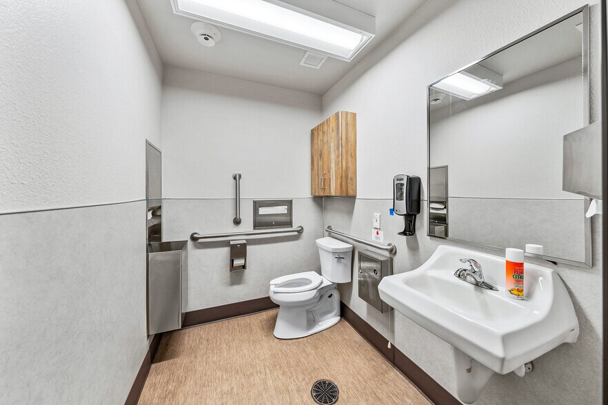More Photos Of 2166 NW Vine St, Grants Pass Medical For Sale