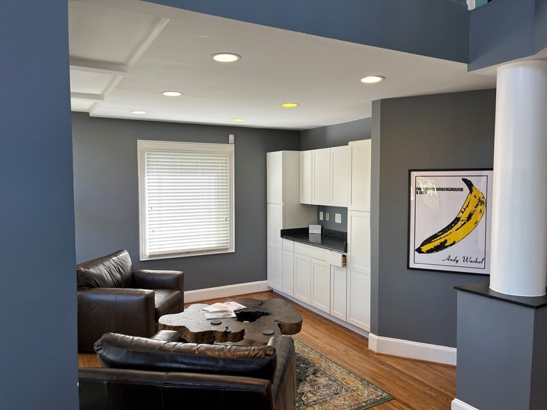 More Photos Of 217 & 221 W 11th St, Charlotte Office For Sale