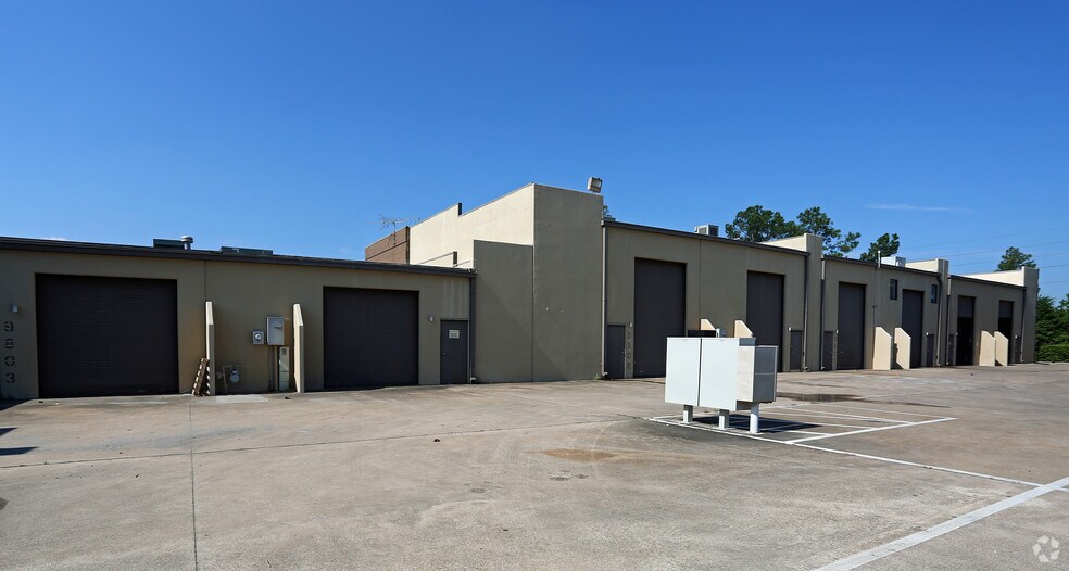 More Photos Of 9835 Whithorn Dr, Houston Light Distribution For Lease