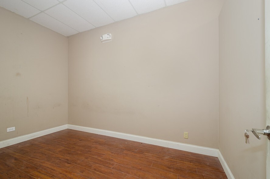 More Photos Of 9517-9519 N Milwaukee Ave, Niles Unknown For Lease