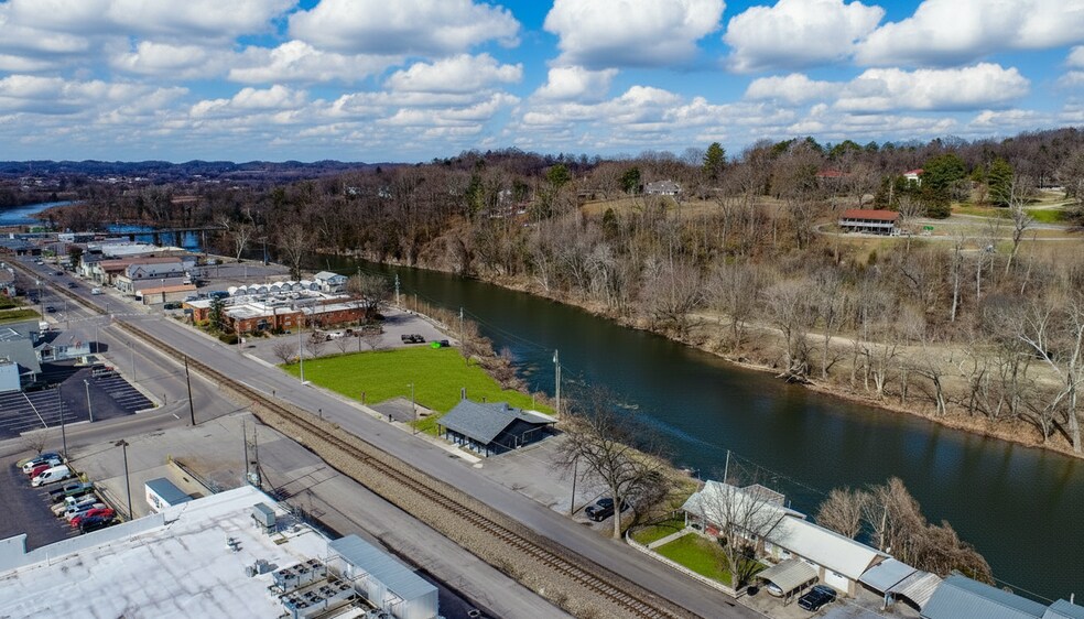 More Photos Of 386 E Main St, Newport Office For Lease