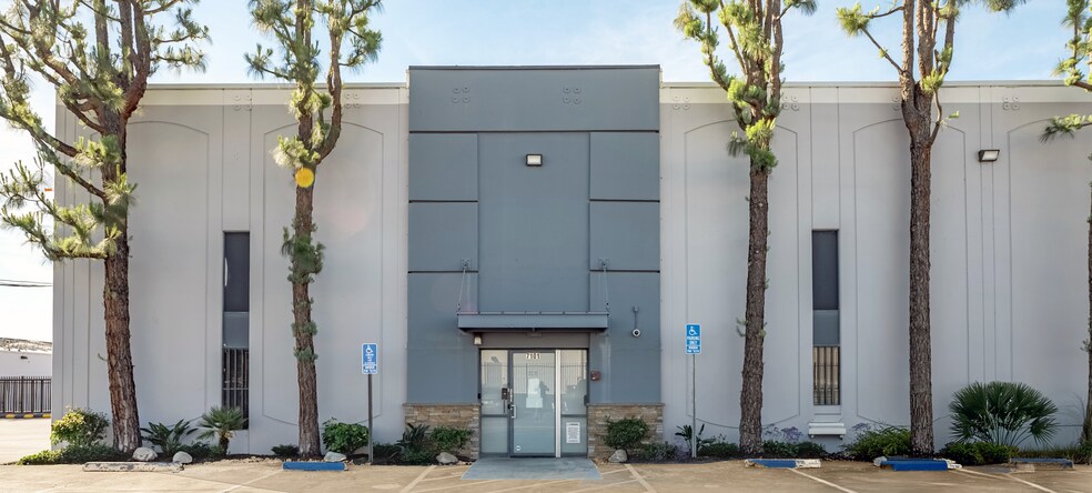 More Photos Of 7101 Fair Ave, North Hollywood Warehouse For Lease