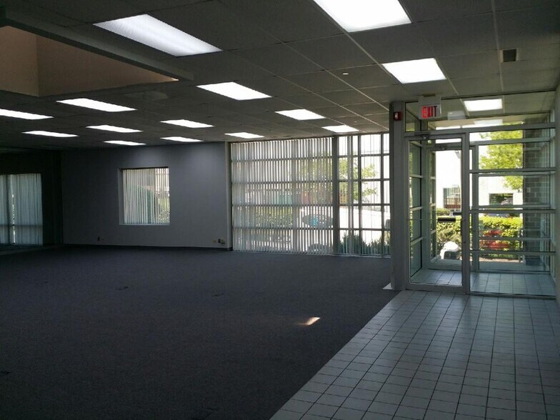More Photos Of 345 Richert Rd, Wood Dale Warehouse For Lease
