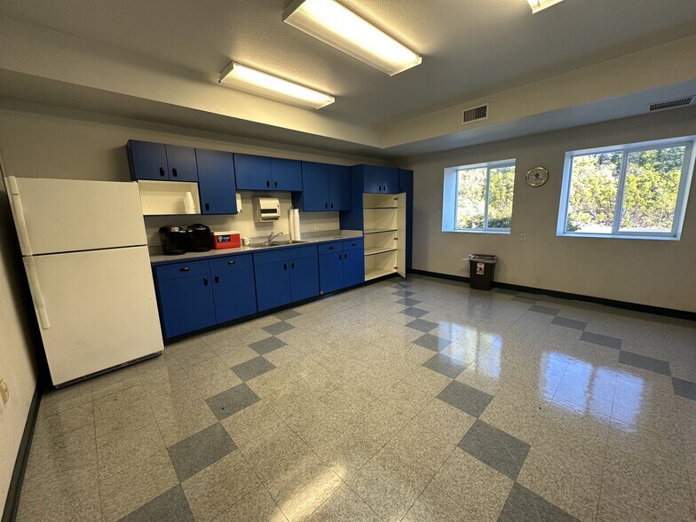 More Photos Of 4015 S Old Stage Rd, Mount Shasta Distribution For Lease