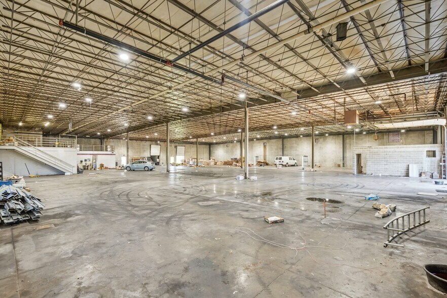 More Photos Of 701 Technology Pl, Waverly Manufacturing For Lease