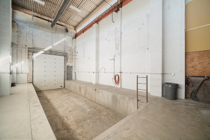 More Photos Of 1225 E Washington St, Joliet Flex For Sale