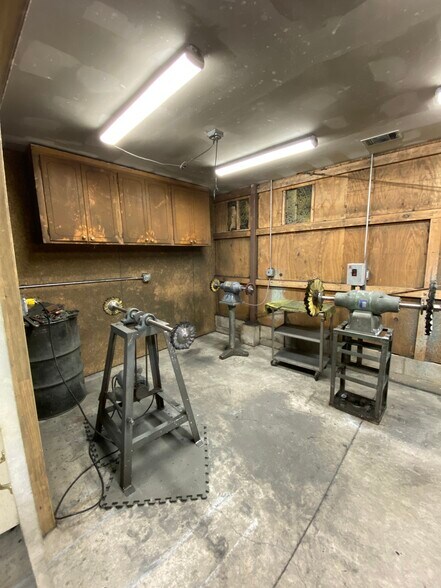 More Photos Of 1227 Gordon Park Rd, Augusta Light Distribution For Sale