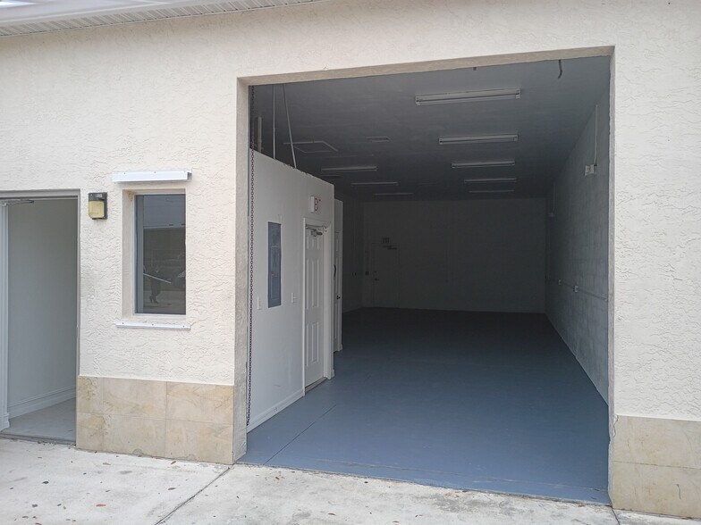 More Photos Of 326 NE 3rd Ave, Cape Coral Warehouse For Lease