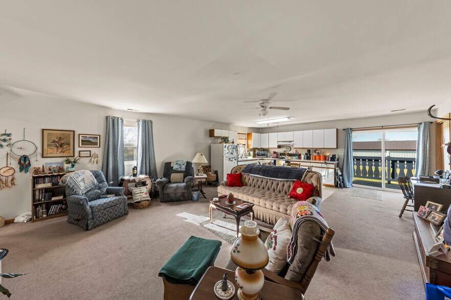 More Photos Of 645 E Lasalle St, Somonauk Showroom For Lease