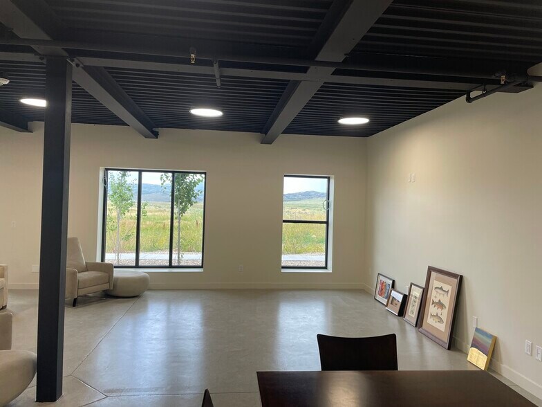 More Photos Of 4554 Forestdale Dr, Park City Showroom For Lease