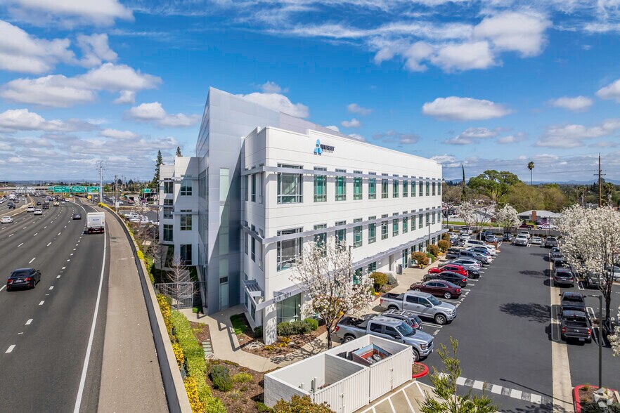 More Photos Of 400 Sunrise Ave, Roseville Office For Lease