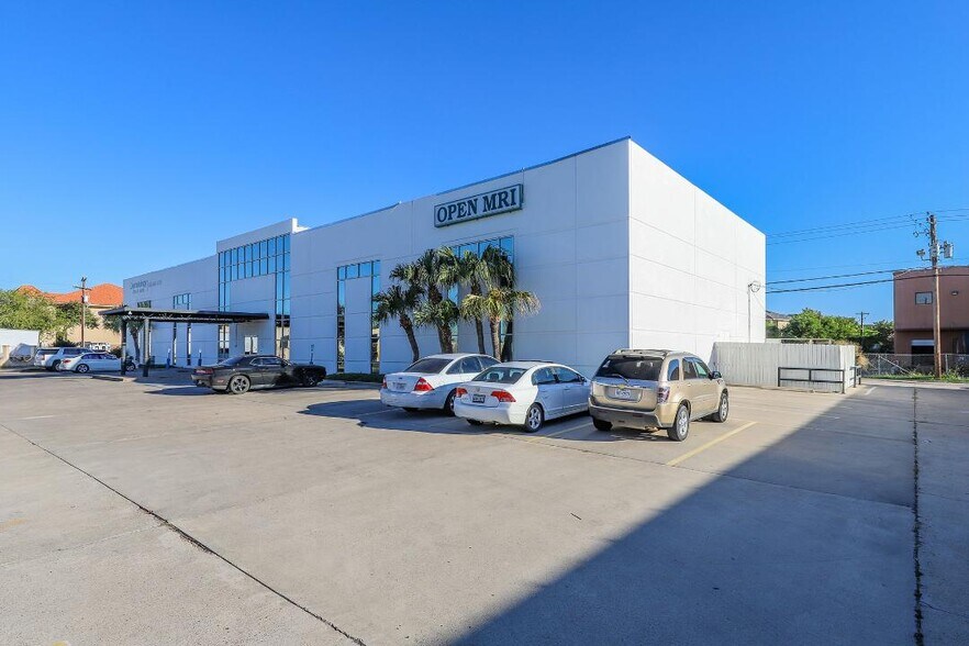 More Photos Of 209 W Village Blvd, Laredo Healthcare For Lease