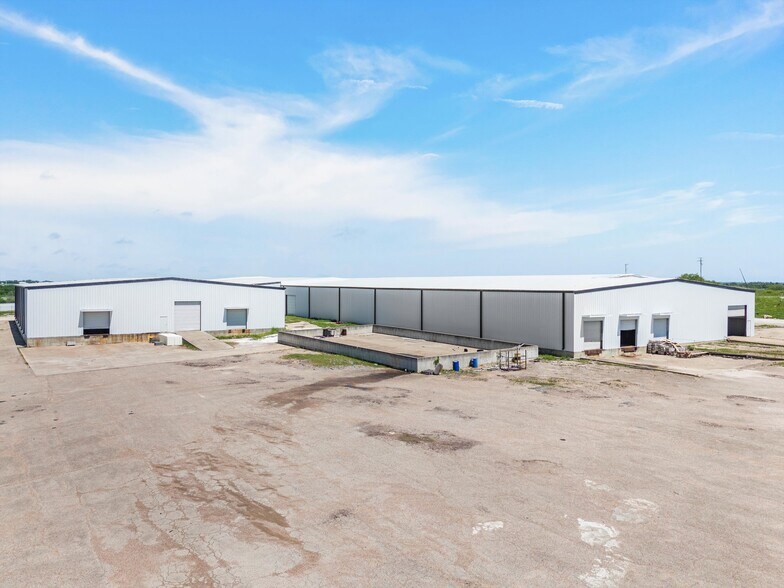 More Photos Of 1450 N US-77, Hillsboro Manufacturing For Lease