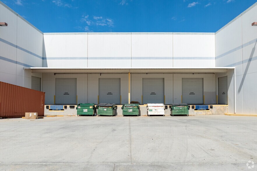 More Photos Of 114 Grand Cypress Ave, Palmdale Warehouse For Lease