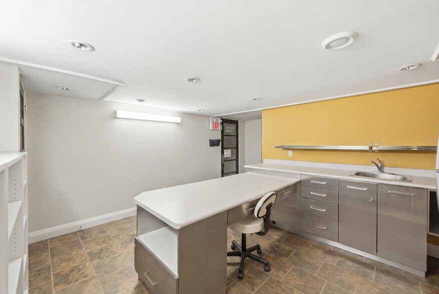 More Photos Of 58 King St W, Hamilton Office For Sale
