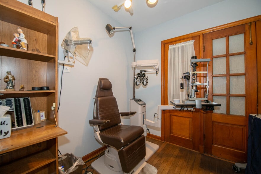 More Photos Of 950 W Jefferson St, Franklin Medical For Sale