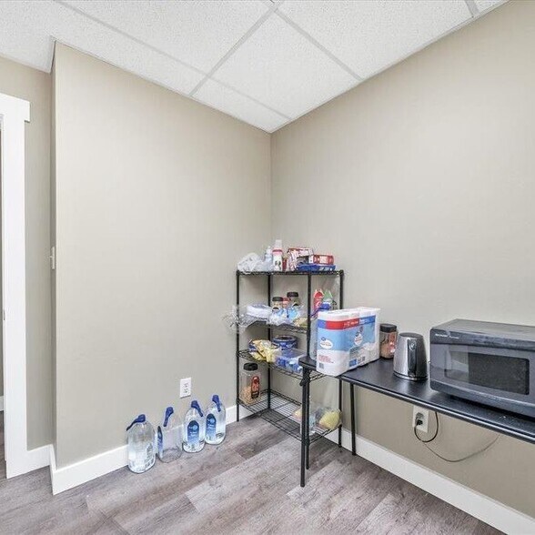 More Photos Of 25400-25430 Goddard Rd, Taylor Medical For Sale