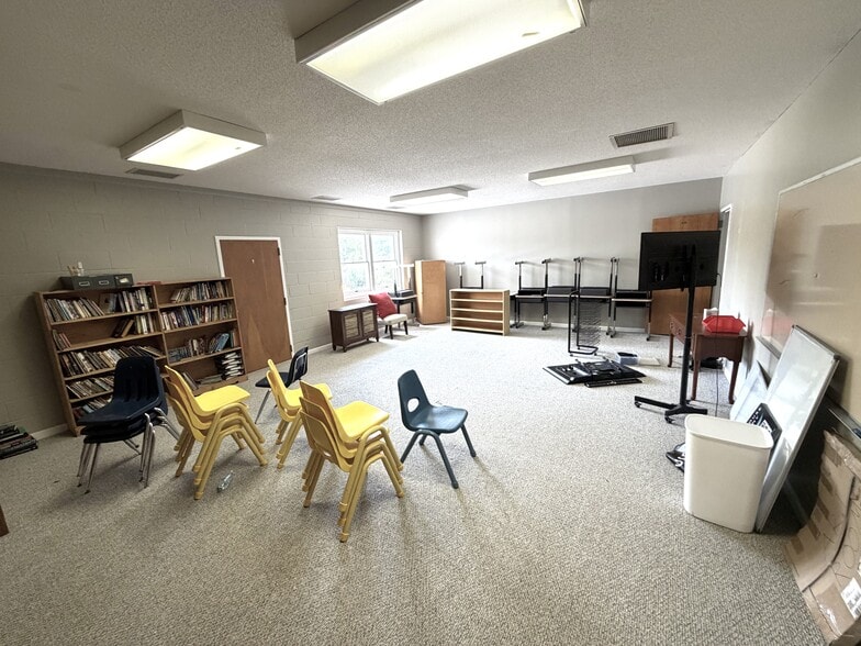 More Photos Of 3901 Raeford Rd, Fayetteville Religious Facility For Lease