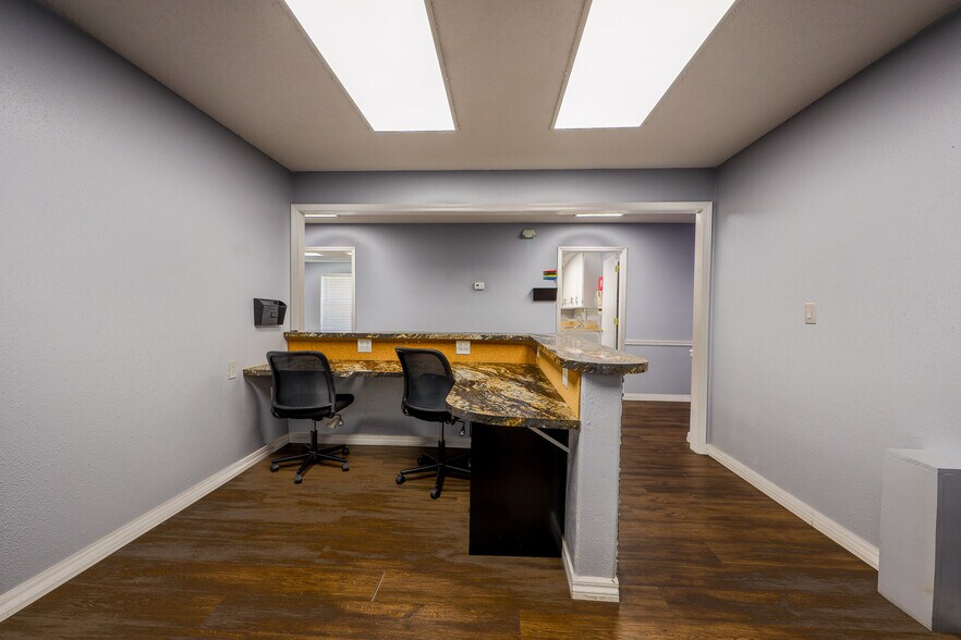 More Photos Of 601 S Broadway St, Grove Medical For Sale