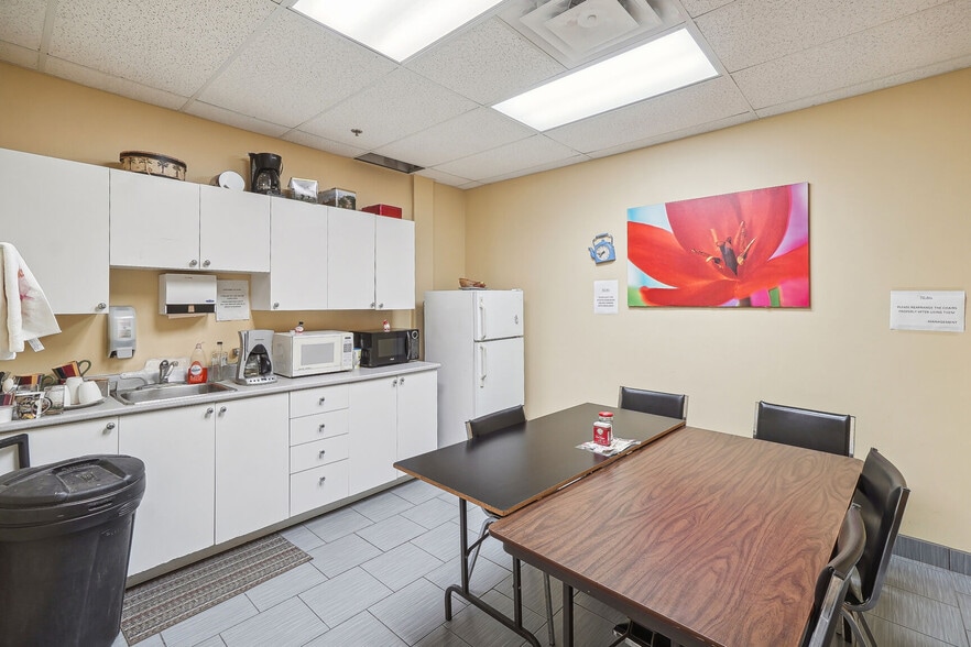 More Photos Of 1300 Rue De Louvain O, Montréal Light Manufacturing For Lease