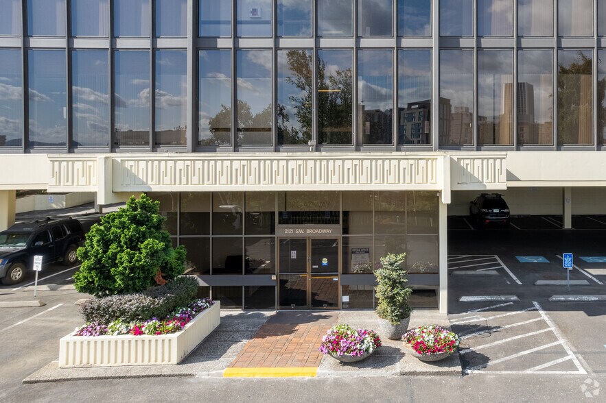 More Photos Of 2121 SW Broadway, Portland Office For Lease