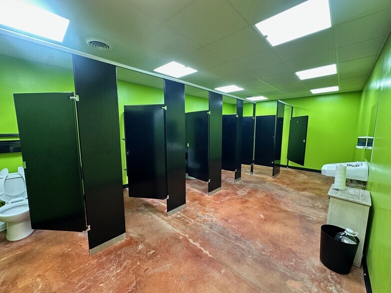 More Photos Of 16525 North Fwy, Houston Freestanding For Lease