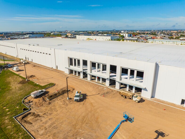 More Photos Of 105-161 Hyatt Ave, Newark Distribution For Lease