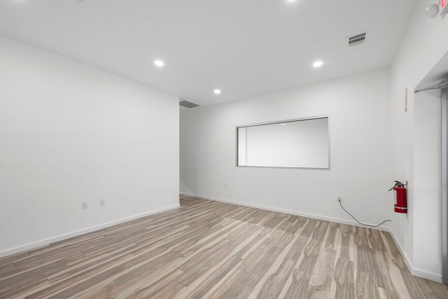 More Photos Of 4103C Dawn St, Houston Industrial For Lease