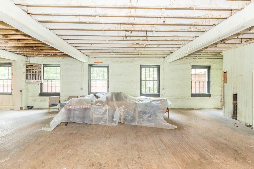 More Photos Of 1340 W Main St, Wytheville Loft Creative Space For Sale