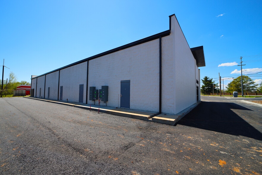 More Photos Of 106 Collier Rd, Clarksville Storefront Retail Office For Lease