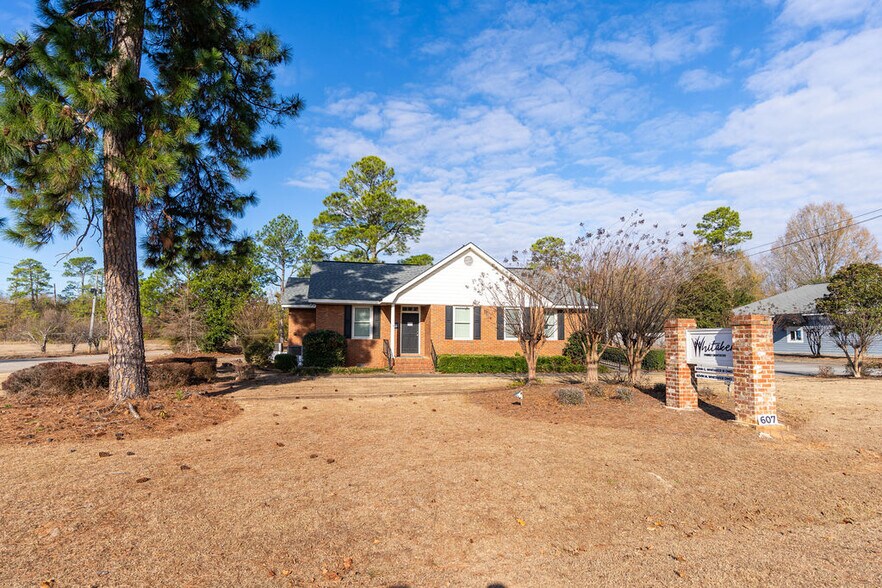 More Photos Of 607 Bluebird Blvd, Fort Valley Office For Sale