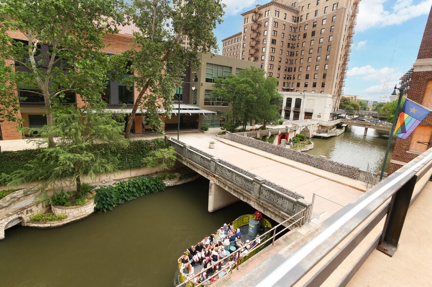 More Photos Of 126 E Main Plz, San Antonio Apartments For Sale